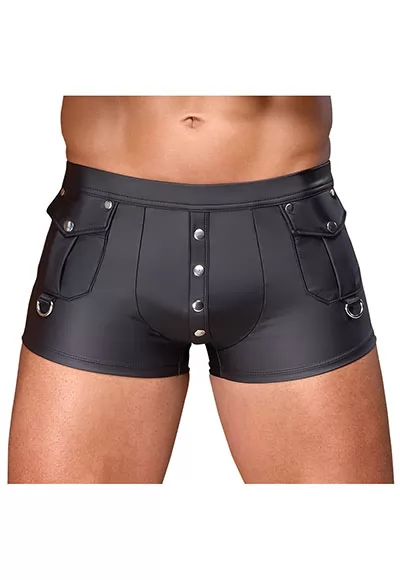 Boxer à boutons pression en matière noir mat flatteuse pour la silhouette et confortable !  Ce boxer fetish pour homme est moulant et possède des boutons-pression permettant une ouverture sur l'avant. Légèrement extensible pour un ajustement parfait et confortable.  Les deux fausses poches sur le devant sont décoratives et dotées d'anneaux en...