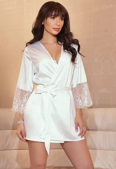 Peignoir en satin blanc stretch et dentelle, livré avec sa ceinture coordonné.  Manches dentelle délicate superbe. 1 pièce